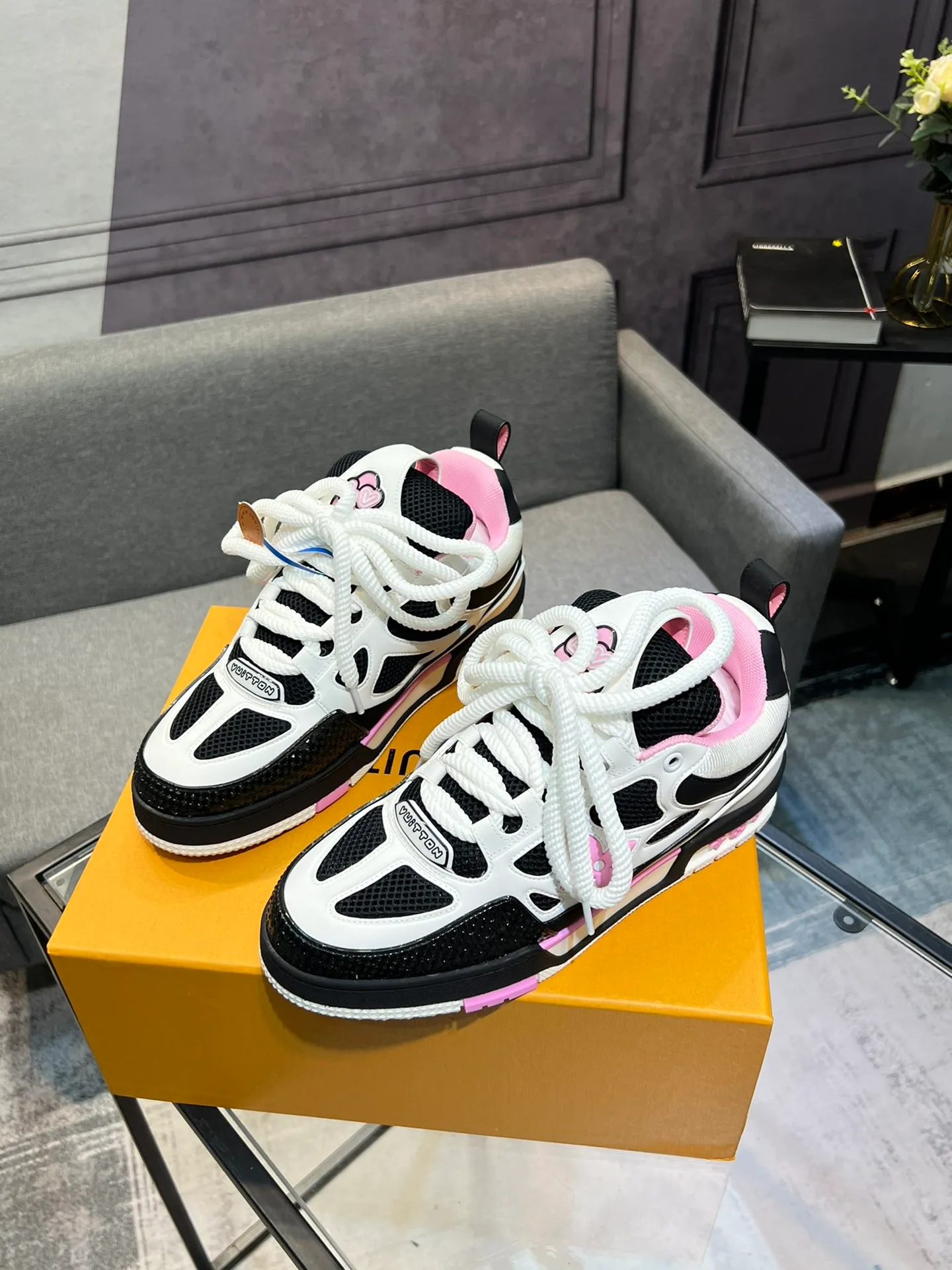 Men's men's shoes💰800 LV top version new style purchasing quality LV~Louis Vuitton LV TRAINER's best-looking sneakers, donkey brand strongly promotes new products, official website limited edition retro basketball sneakers! Both high-top and low-top models spent money to purchase 1:1 accurate reproductions of the originals. The details are invincible and full of sincerity. The imported custom-made original cowhide leather is the same as the original package. The details are 100% restored. The private model customizes the original one-piece TPU outsole. It is different from other brands. Without the original version, this effect cannot be achieved!                Men's and women's models 35-40 39-45 (46 is custom-made and cannot be returned or exchanged)